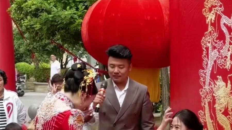 安徽"冻龄婆婆"婚礼走红：优雅仪态打破年龄刻板印象