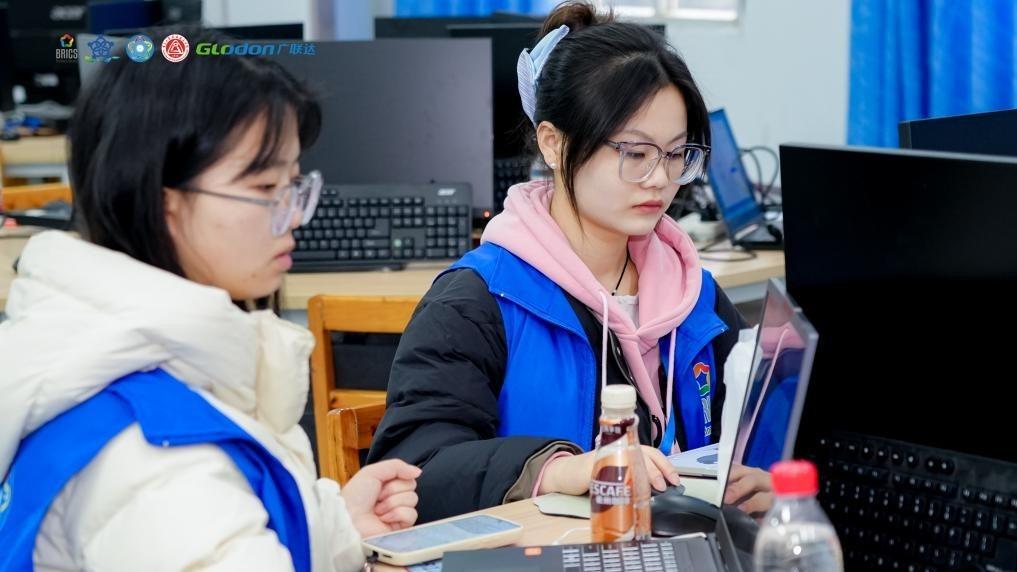 突破！四川工商学院学子在金砖国家技能发展与技术创新大赛中斩获三等奖