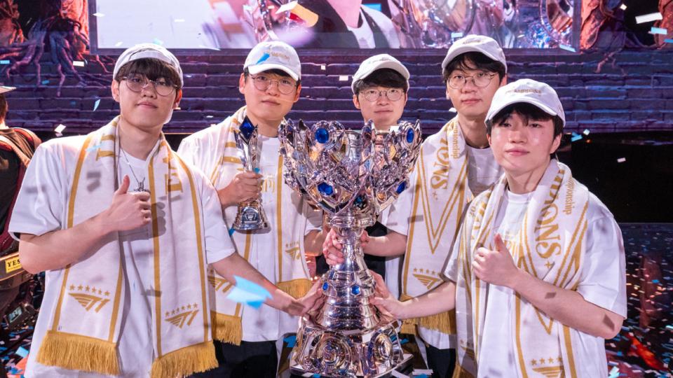 邓紫棋回想S15世界赛，下台就哭了，全场只有自己一个中国人