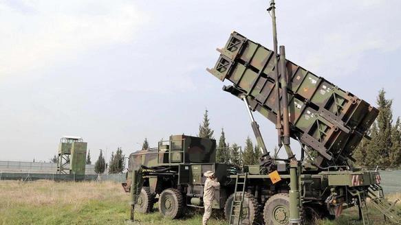 俄深夜打响第一枪，数亿美元导弹阵地被摧毁，爱国者导弹神话碎了