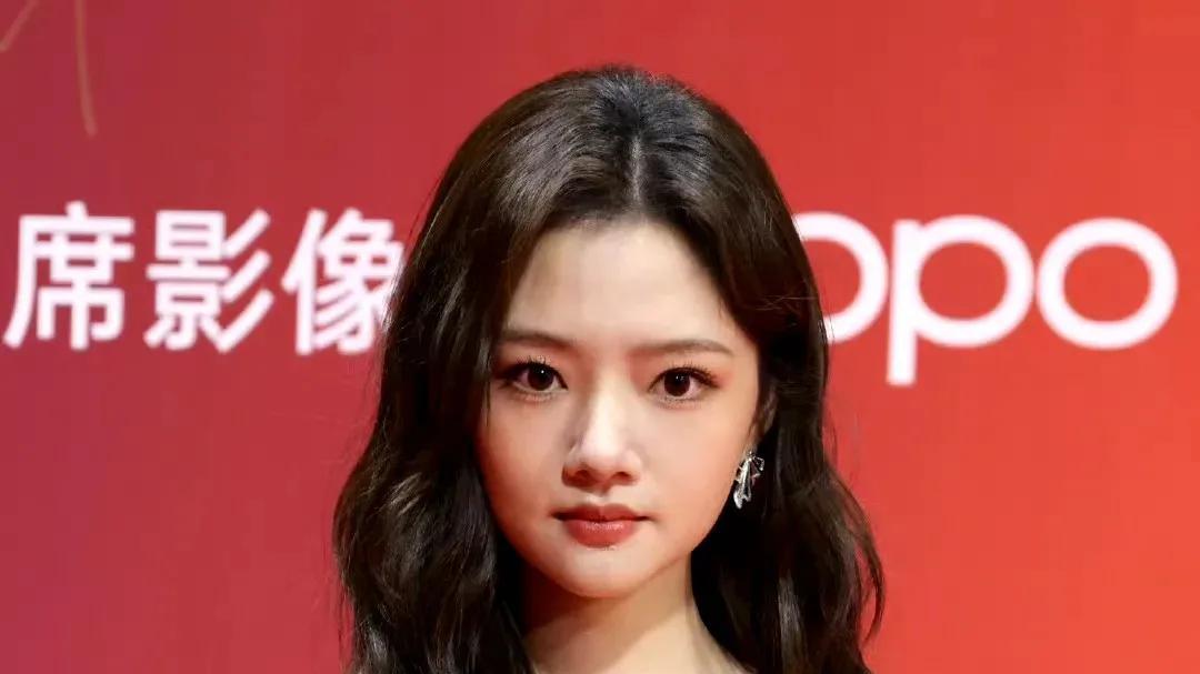 腾讯白皮书盛典生图！李沁脸肿松弛，刘浩存法令纹，周笔畅眼袋