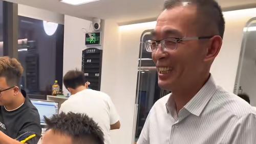 从里换到外！谢岳骄傲宠爱儿子谢浩男，网友解读离婚理由让人泪目