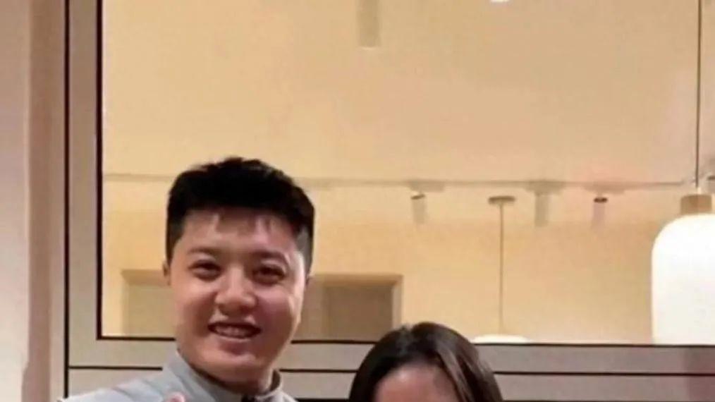44岁董洁聚餐被偶遇，依偎在男友人肩膀满脸娇俏，素颜看像20多岁