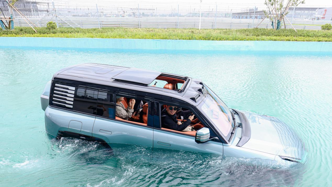 沙漠搬进城市，全速好玩尽在比亚迪赛车场！