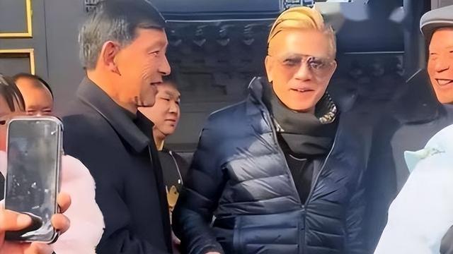 当59岁郭富城和小2岁岳父同框，才知道保养与自然老去的区别多大