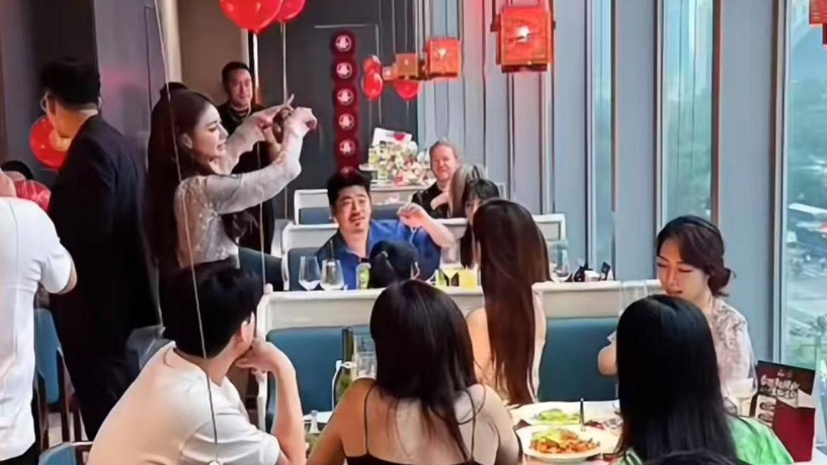 汪小菲夫妇在酒店招待亲友！汪小菲挨个敬酒，现场曝光氛围真热闹