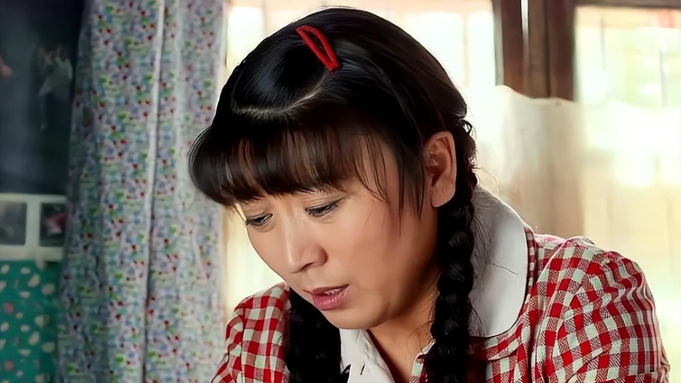 中年女演员“强行装嫩”，硬凹少女感，一脸褶子扎双马尾看的真尬