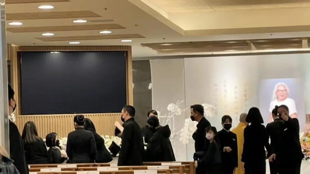 演员张翰母亲病逝一个月举行告别仪式！众星悼念，张震灵堂痛哭