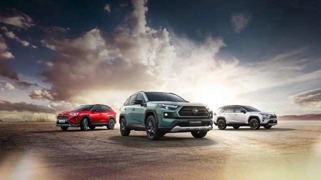全新RAV4荣放曝光，全系混动化、风格大变，被称为换壳版普拉多