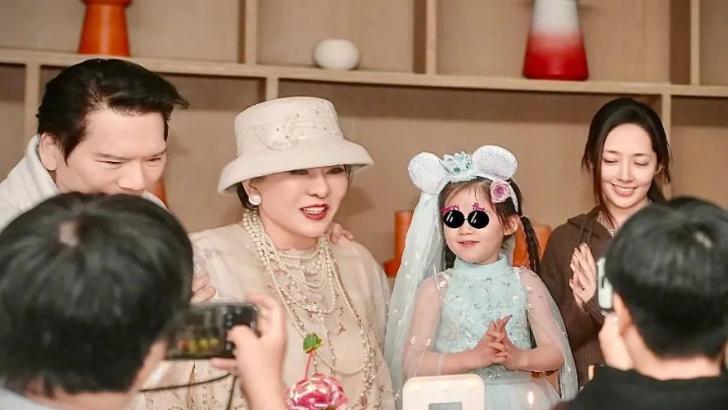 向佐晒照为郭碧婷和向太庆祝生日，却把女儿打扮成小公主