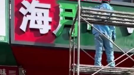 认怂了？三河城管硬气回应，小商户不敢动，纪委介入后乖乖撤绿牌