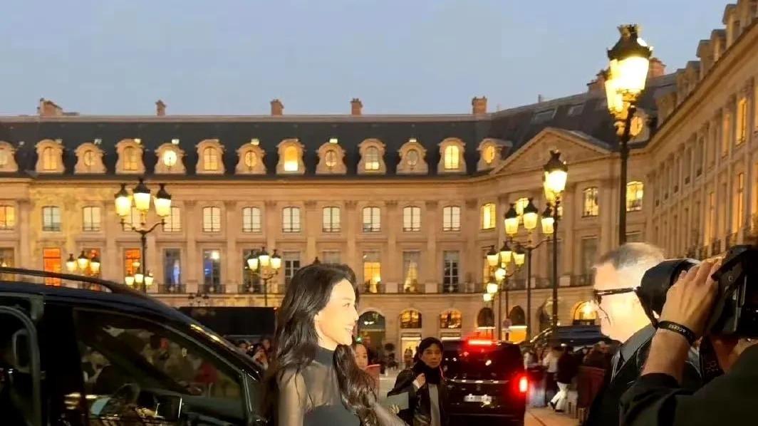 巴黎时装周明星待遇天差地别：舒淇的惊艳与背后的故事