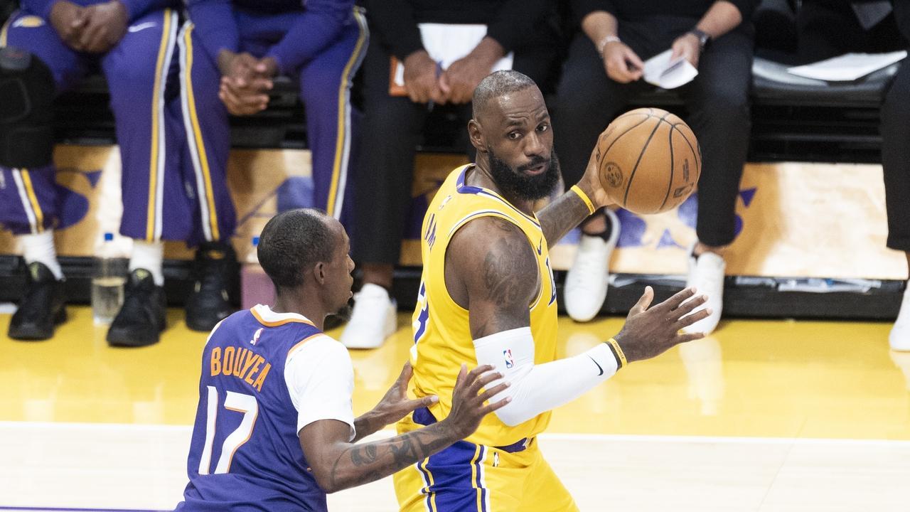 【数据更新】：2025年12月2日勒布朗詹姆斯常规赛最新数据统计