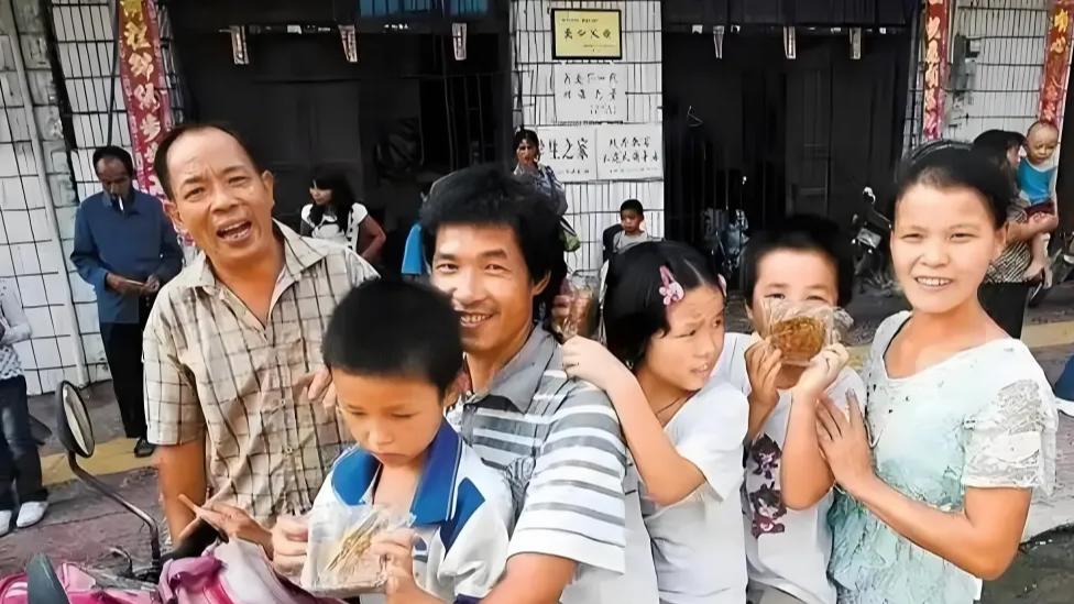 2021年，广东1“猪肉佬”40年资助1000多名孩子上学，众人奇怪问他原因，谁料，他竟哭着说：“我
