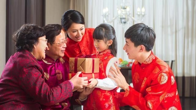 每逢佳节倍相思, 冷清春节因三无：没钱、年味没了、过年方式变了