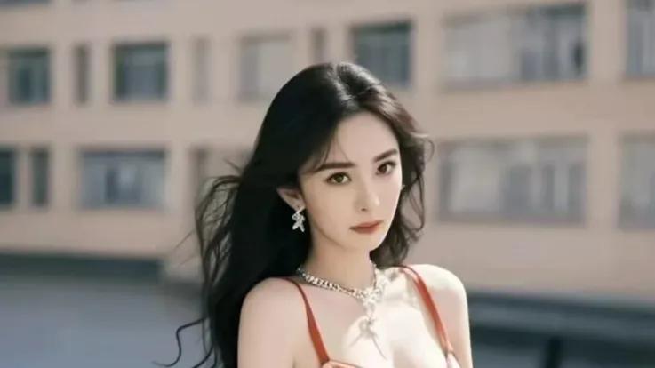 杨幂穿着深V红色轻纱扎包臂吊带裙，凸显勾勒完美身材，让人陶醉！