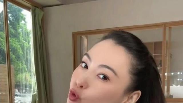 44岁张栢芝真实状态曝光, 身形明显暴胀孕味极浓再惹怀第四胎热议