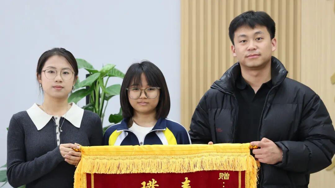 暖心值拉满！廊坊志鸿李老师的“陪伴式教育”获赠锦旗点赞