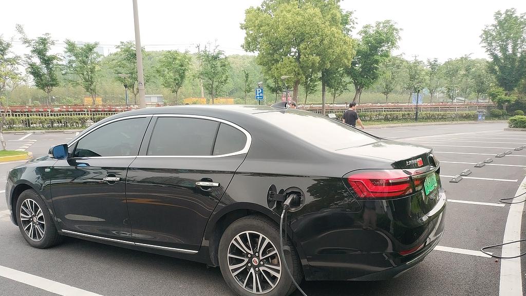 快充VS慢充：哪种充电方式更保护你的爱车电池？