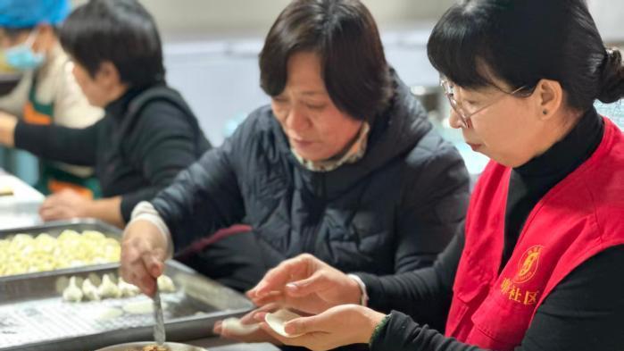 河北鸡泽：饺子飘香迎冬至 温情传递暖社区