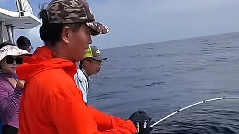 无惧挂鱼风波！钓王邓刚赴马代钓金枪鱼，神秘文字暗示他将有新动作？