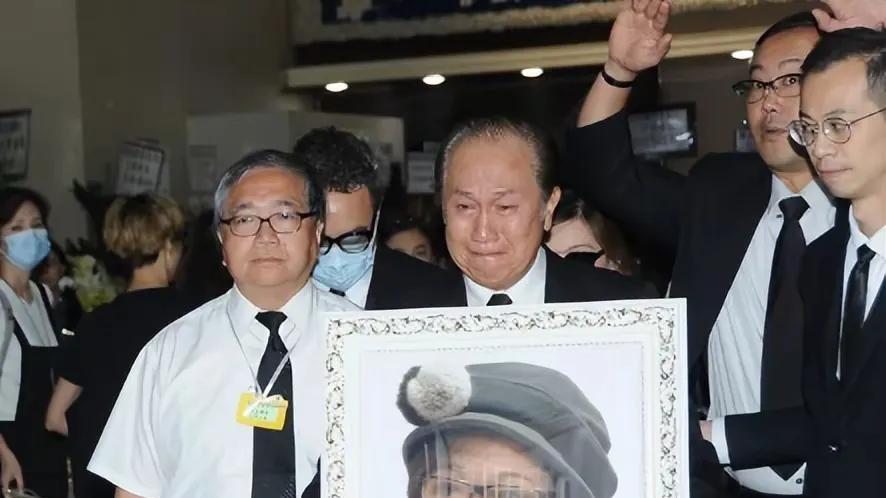 老戏骨郭锋与林奕匡太太打球，年过七旬健步如飞，走出丧妻阴霾