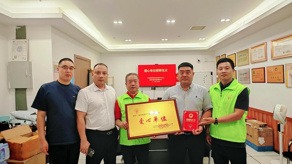 千辆车轮载温情，三百万款物润民心：杜新仲与他的公益车队