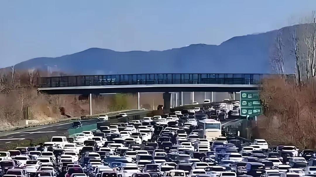 国庆返程车流你还没看么？何止壮观！