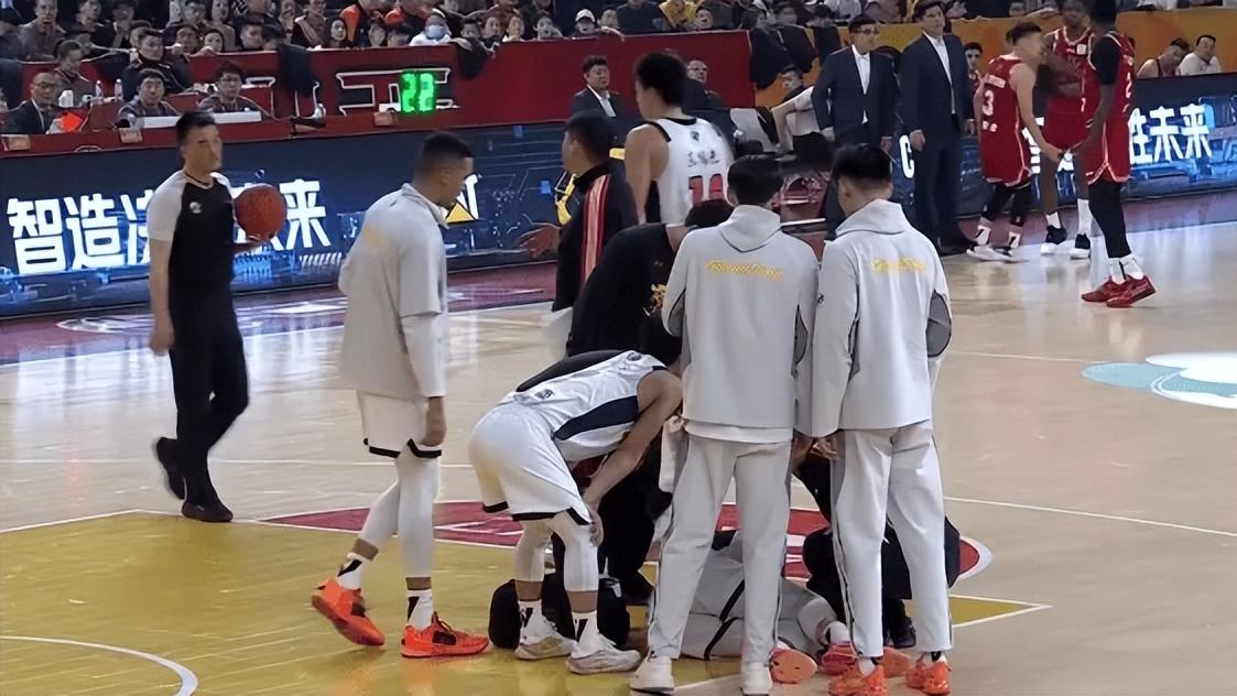 杜锋暴怒！山西外援肘翻广东18岁新秀 粤媒：你真本事啊