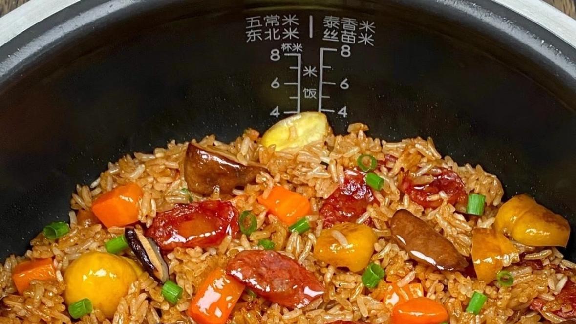 板栗焖饭是一道非常适合秋冬季节的家常美食，金黄的板栗软糯香