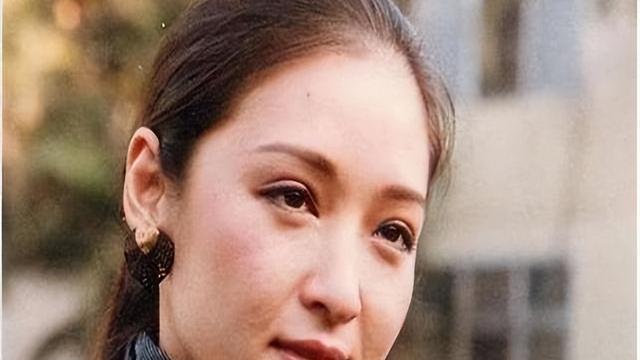 胡因梦用两个字回应112天婚姻，与李敖新婚夜因一杯茶撕碎结婚证