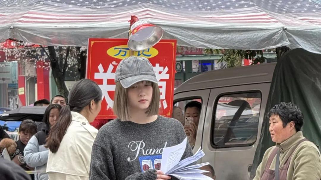 关晓彤暗红高定礼服配黑丝手套亮相红毯，可惜再被网友吐槽：锁骨消失、腰线模糊……