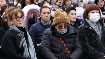李玟新铜像揭幕现场：87岁母亲数次落泪，因过度悲伤险些摔倒