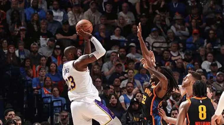 27分大胜联盟第一！湖人展露冲冠底气：缩减轮换+球星季后赛模式