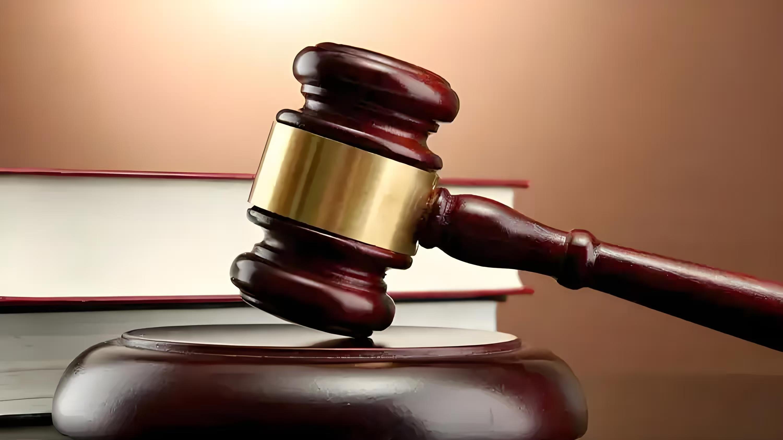 女子为逃家暴驾车致丈夫死亡，二审庭审结束等待判决，父亲哽咽称“女儿是受害者”