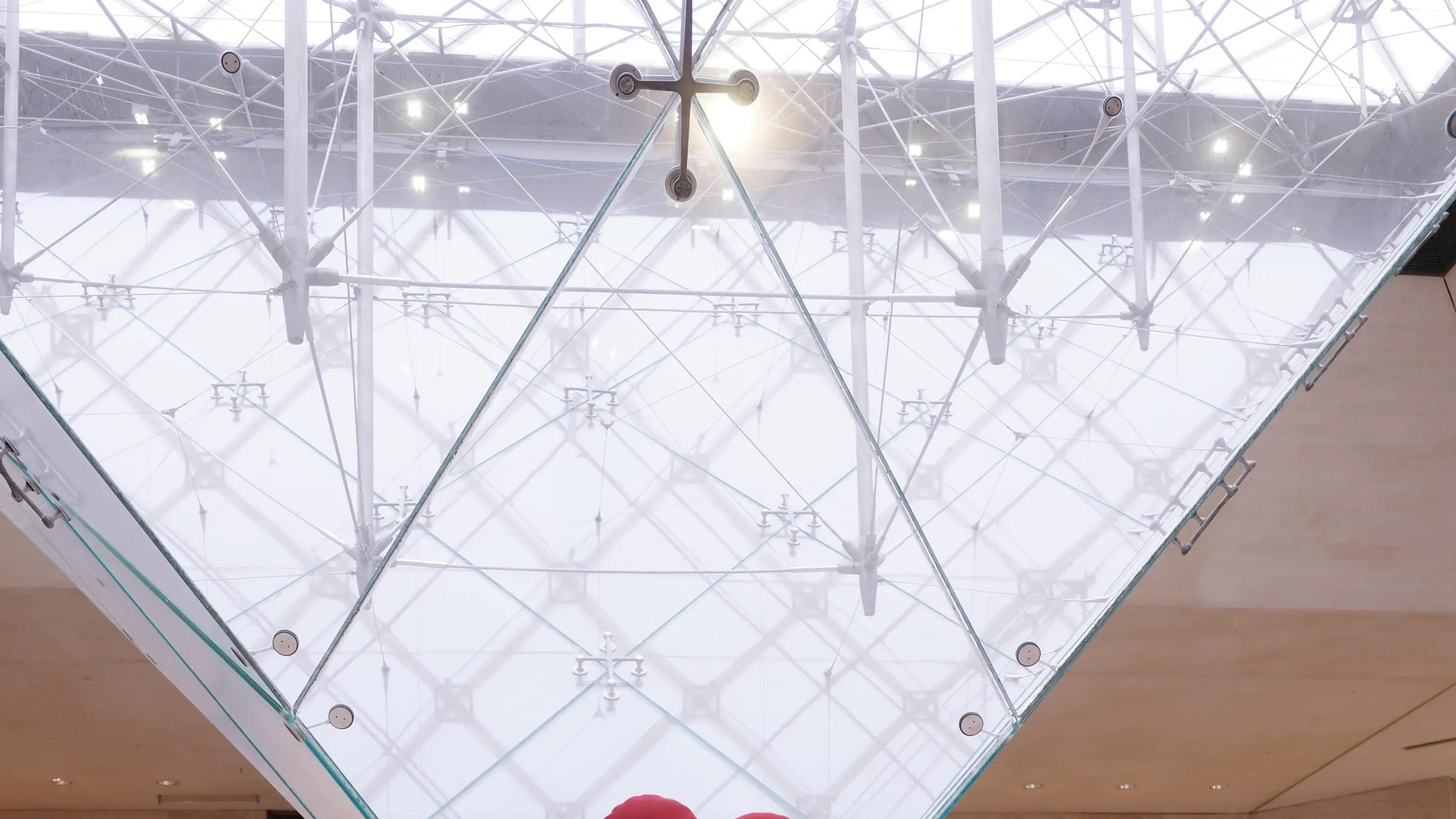 朱丹陪女儿法国看展，8岁周念如好有才，设计的沙发在卢浮宫展出