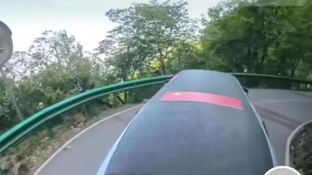 男子开9米加长林肯堵路，网红公路瘫痪引热议，多方回应交通乱象