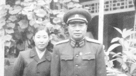 一个老红军，分别25年后，听说丈夫还活着，成了大人物！她激动地跑去相见。万万没想