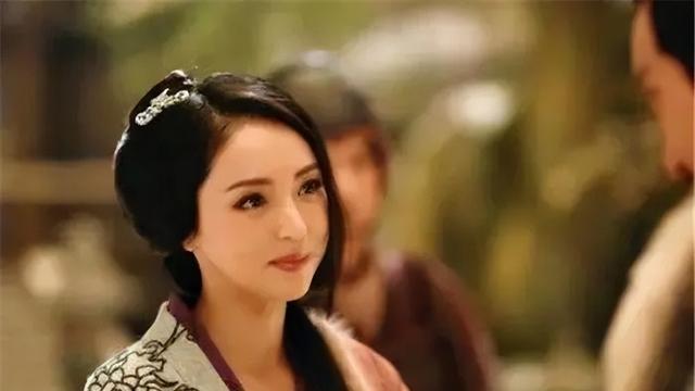她是貂蝉的原型之一，周旋于吕布曹操之间，连关羽都想得到她