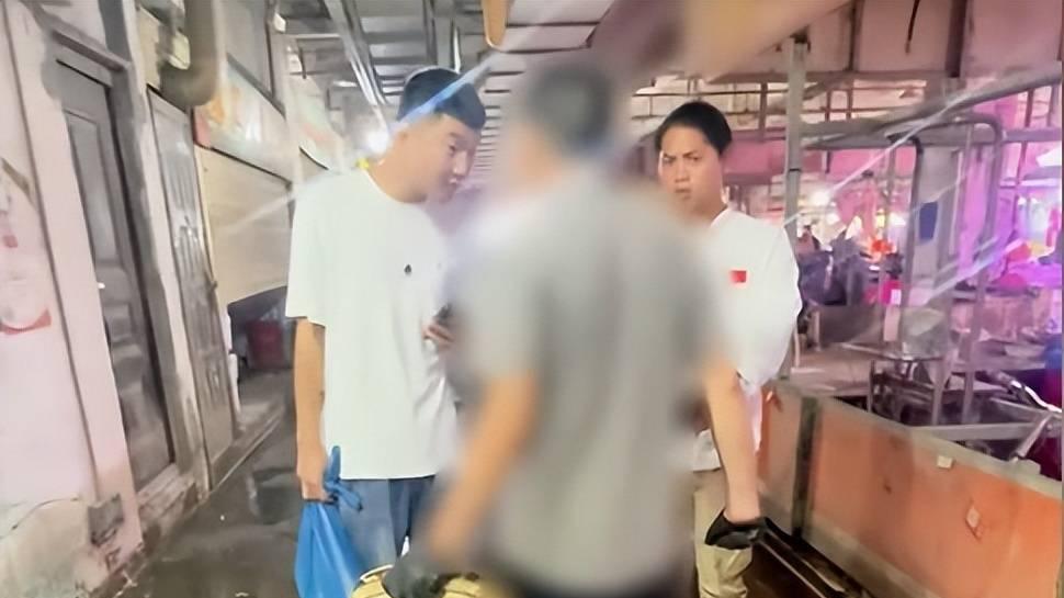 博主揭露鬼秤遭匕首威胁，市监局回应：已换秤但未追责