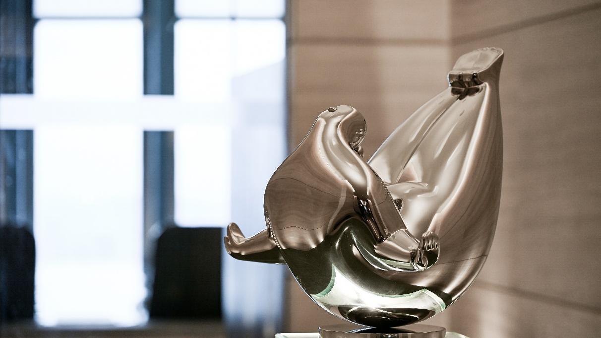 广州瑰丽酒店携雕塑艺术家罗旦、青年电影导演陈剑莹呈献艺术短片《平衡之境》