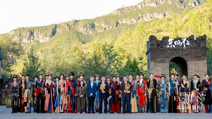 朱炳仁首次跨界担任服装设计师 “匠师熔装”惊艳亮相SS2026北京时装周