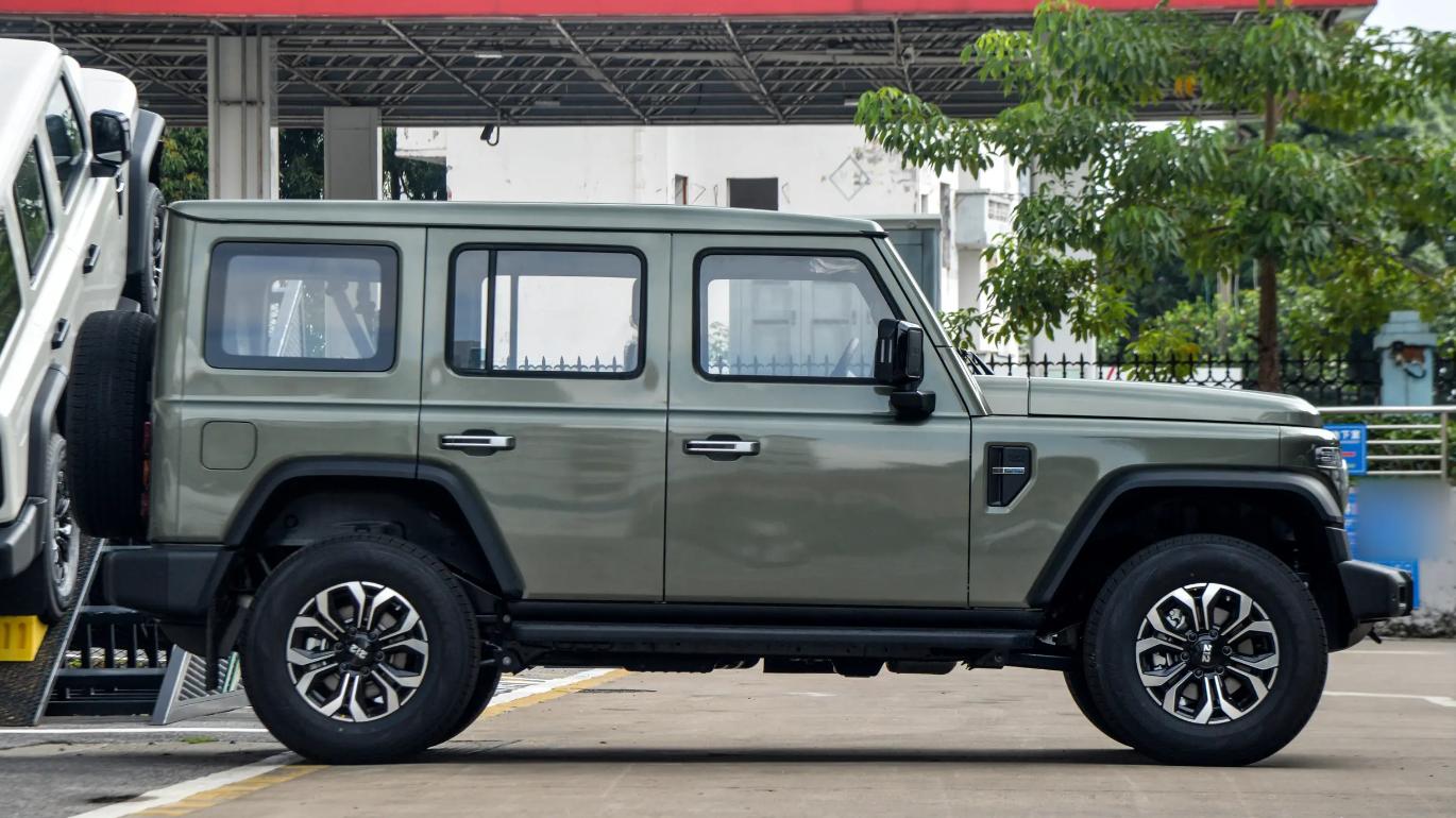 柴油212 T01，硬件配置不错，80升油箱长续航，硬派越野贵不贵？