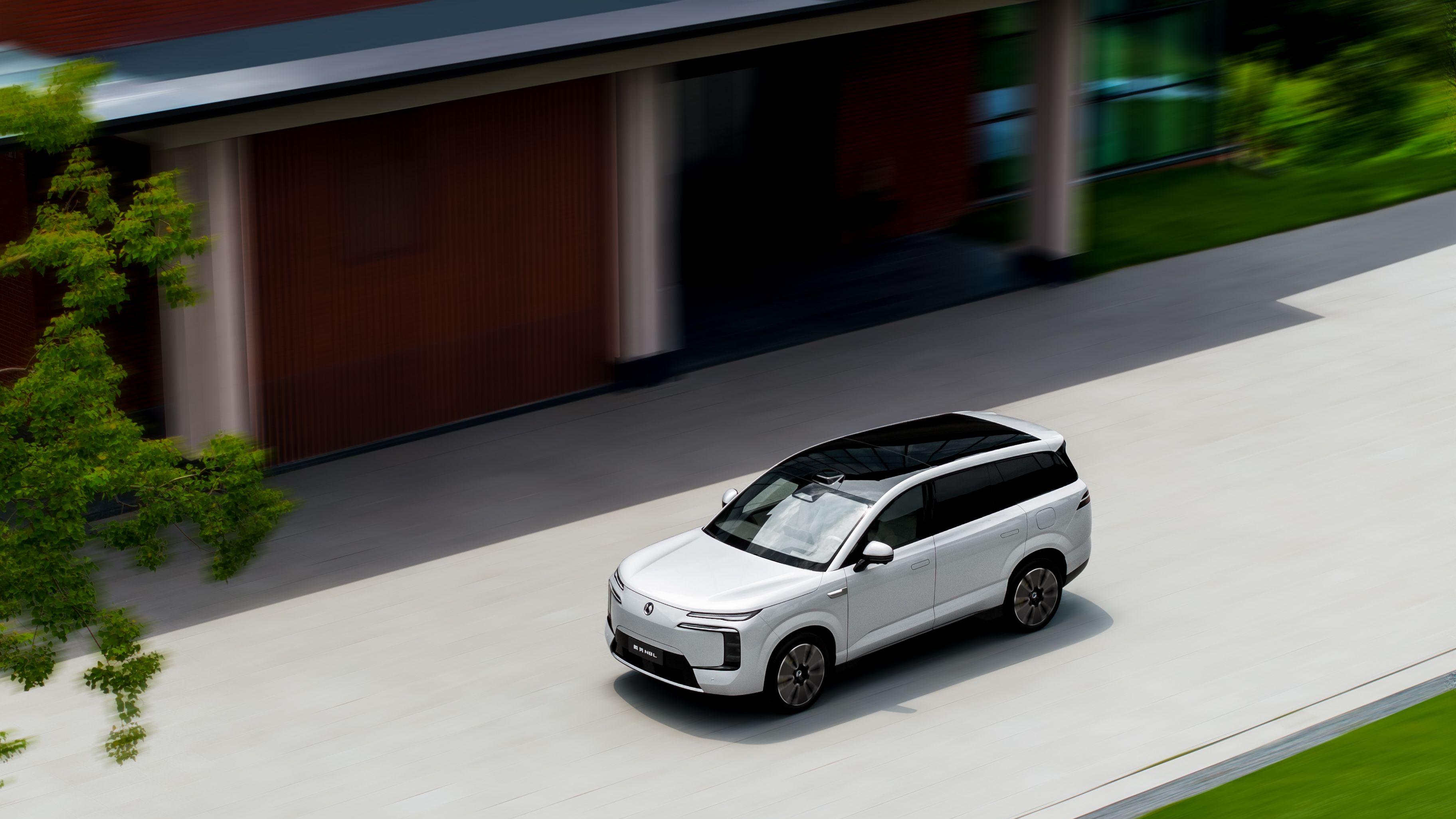 腾势 N8L 正式上市：30 万级大六座 SUV，重构家庭豪华出行标准