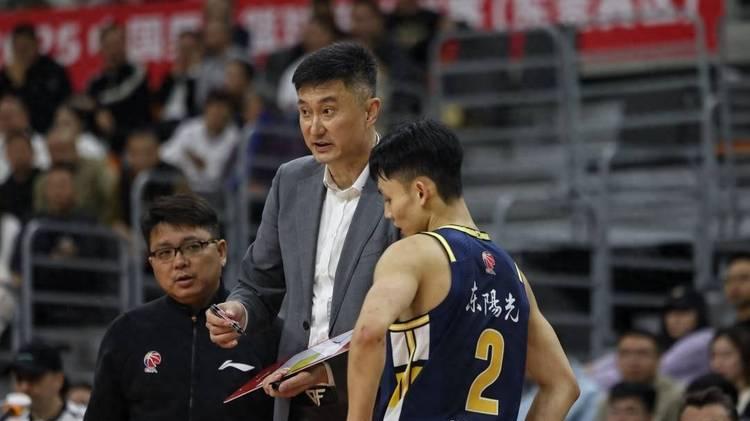 吉伦沃特因伤退出CBA常规赛，杜锋指导确认，球迷送上祝福
