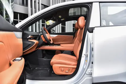 深蓝S05：620km续航+15分钟快充，有颜值有实力这车香！