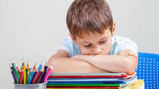 别拿晚睡当小事！孩子越晚睡，大脑越缩水