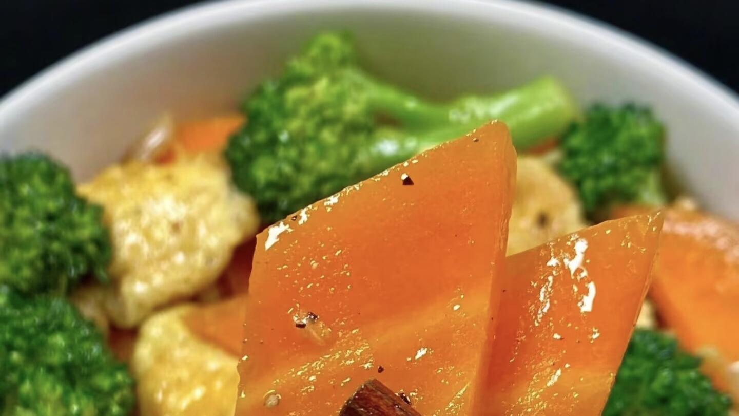 翠绿橙黄一锅鲜：这盘西兰花炒蛋，才是米饭的“头号杀手”