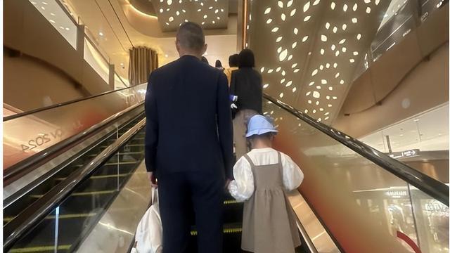 74岁王石享受晚年，首次高调晒豪宅外景！被田朴珺影响越来越年轻