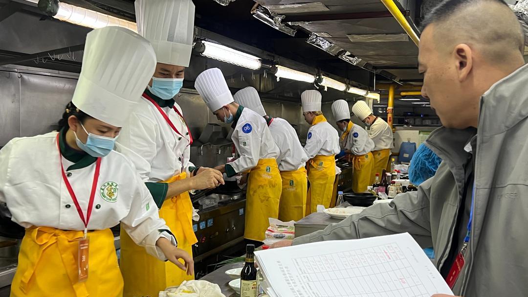 不止钢琴｜孤独症女孩刘梦缘跨界征战厨艺赛场与主持舞台